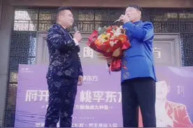 陈亚男宣布离婚之后，大衣哥现身汝南商演，粉丝争相合影人气火爆图片