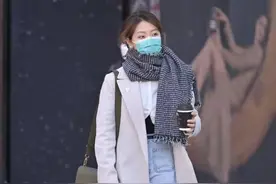 北京的小姐姐都好喜欢穿牛仔裤，简单的搭配就很清爽，优雅还可爱图片