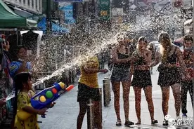 忍不住了！泰国多地疯狂泼水庆新年！巴育：谁泼我抓谁…图片