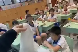 男生课上学用卫生巾，网友“吵翻”图片