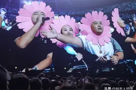 网红李炮儿携妻子看周杰伦演唱会！意外曝光内幕，合唱需要7万图片