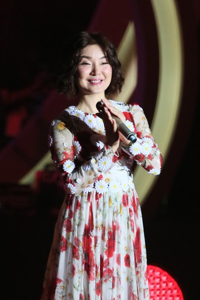 因《常回家看看》走红,从歌坛大姐到瘫痪在家,陈红经历了什么?