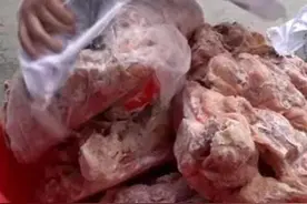 山东小哥荒村卖小吃，一天跑7个村，冻货暴利买奔驰，日卖6000元图片