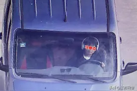 江苏泰州：开车戴耳机，肇事竟不知图片