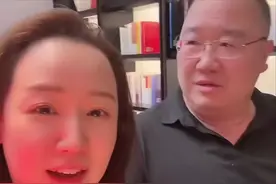 62岁英达头发稀疏，久违现身大谈教育观，却被吐槽对巴图不闻不问图片