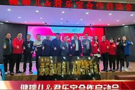 让祖国的下一代喝上好奶粉 君乐宝副总裁给海南剖腹产宝宝带来护盾图片