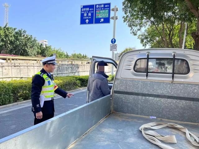 马路不是停车场！汕头交警持续加强停车秩序整治