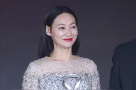 惠英红的坎坷情史，靠美貌征服了6个男人，仍忘不了相识7天的初恋图片