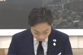 日本一线男星因猥亵女性引热议，本人上节目表态，穿西服鞠躬致歉图片