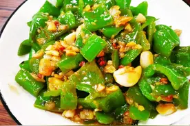 大蒜炒青椒，蒜香浓郁，家常下饭菜，做法简单，美味嘎嘎香，好吃图片