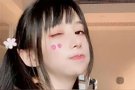 网红蔡萝莉玩擦边？打底裤外露疑似半月不带换，网友：味儿太冲了图片