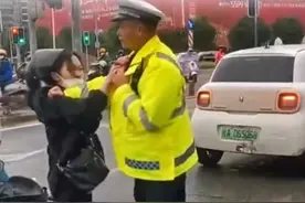 女子骑电动车追尾后撒泼撕扯交警衣服，扬言："路也不是你家的！"图片