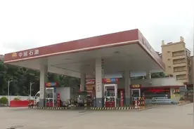 2021年男子开车加油，45升油箱加了近52升，加油站：我们没有问题图片