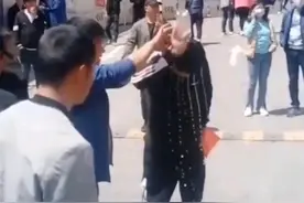 淄博烧烤千万身价老板下跪，网友:为了成为网红，小伙故意设计图片