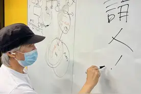 周星驰姐姐罕见曝光，打扮朴素帮星爷签合同，对方曾与吴孟达合作图片