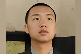 毛主席曾孙冲上热搜，与伟人同月同日生，嘴边的一颗痣也十分相似图片