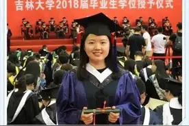 “一手烂牌打成了王炸”，双耳失聪的女孩成为清华大学的博士生图片