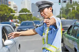 辅警和协警同属临时工，虽然穿着相同的制服，但差距不是一星半点图片