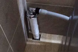 洗衣机排水管不该直插地漏，让师傅装专用排水管，入住才知省事情图片