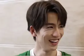 7位笑起来颜值反差大的明星：张凌赫褶子多、王俊凯露牙龈图片