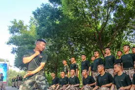 血性十足！直击武警官兵擒敌训练图片
