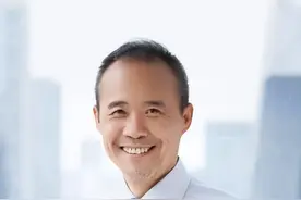 他放弃当中国首富，隐退后年领1200万退休金，娶小30岁的美女明星图片