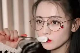 迪丽热巴“童年照”曝光短短的头发大大的眼睛，谁看了不想咬一口图片