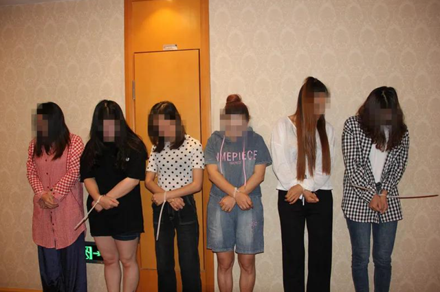 江苏一“鸭窝”被警方捣毁，卖淫者全是男性，女嫖客最小只有25岁
