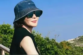 60岁关之琳也太爱美了！穿无袖衫破洞裤爬山，花甲之年不忘秀身材图片