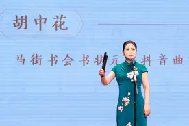她的演出让河南万人空巷，被赞为“皇后”的她直播间里找到新舞台图片