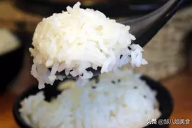 煮米饭有讲究，别再加水​就煮，教你一招，米粒分明，香软好吃图片