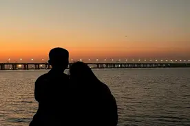 27、周先生给弟弟辅导功课图片