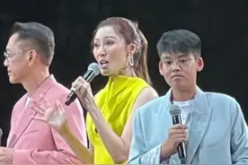 李嘉欣一家三口首度同台，11岁儿子台风稳健不怯场，身高遗传母亲图片