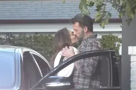 52岁詹妮弗暂别未婚夫大本，豪车内激吻难舍难分，美媒评：戏过了图片