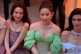 刘亦菲生图又翻车！与海瑟薇同框显粗壮，舒淇被挤到面露尴尬图片