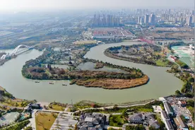 2000年，江苏破产女老板车库偶遇收养16岁孤儿，15年后收到1530万图片
