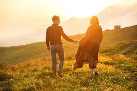 夫妻面对面睡觉，容易影响对方睡眠图片