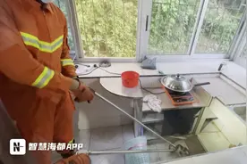惊心动魄！福建居民家中闯入一条蛇图片