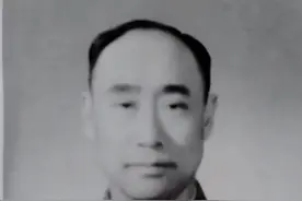 1955年，赖传珠对他说：你已经评为中将，因你转入地方，不授衔了图片