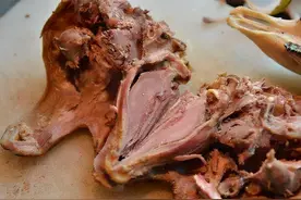 新疆路边摊的卤羊头，50元一个，老板娘爆炒羊头肉是一绝图片