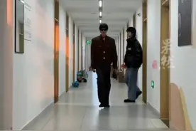 15名模特专业男生楼道走秀，身高都在1米9左右，气场全开图片