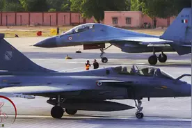 近战不敌远战绝杀，中国歼16战斗机与印度阵风战斗机空战优劣对比图片