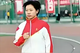 山西老太捡回独臂女婴，捡破烂养她25年，女孩考上硕士后回来报恩图片