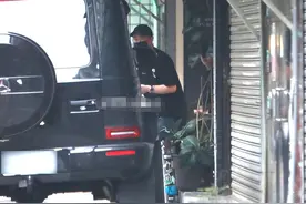 39岁房祖名开百万豪车聚会，继承成龙百亿身家，比妹妹幸运太多图片