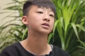 2019年，15岁少年为救3岁女童，6次倒立下井，女童父亲下跪感谢图片