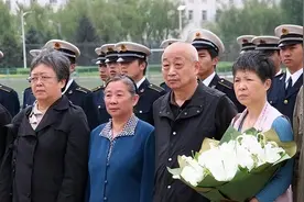 林豆豆现身丈夫葬礼，挽联和父亲有关，四野后代看完感动落泪图片