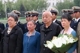 林豆豆现身丈夫葬礼，挽联和父亲有关，四野后代看完感动落泪图片
