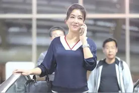 岁月不败美人！55岁江珊穿牛仔裤年轻漂亮，高曙光真是丢了宝了！图片