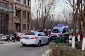 私家车逼退救护车，致送医老人离世？警方通报图片