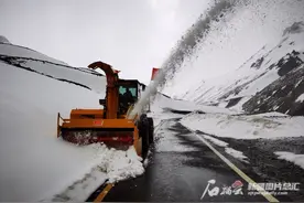 独库公路北段清雪工作进入尾声图片